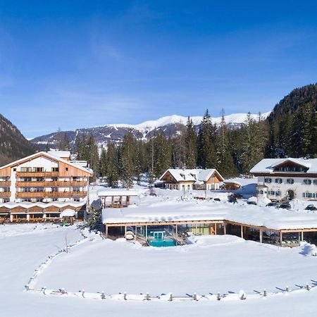 Hotel Dolomitenhof & Chalet Alte Post Sexten Екстериор снимка