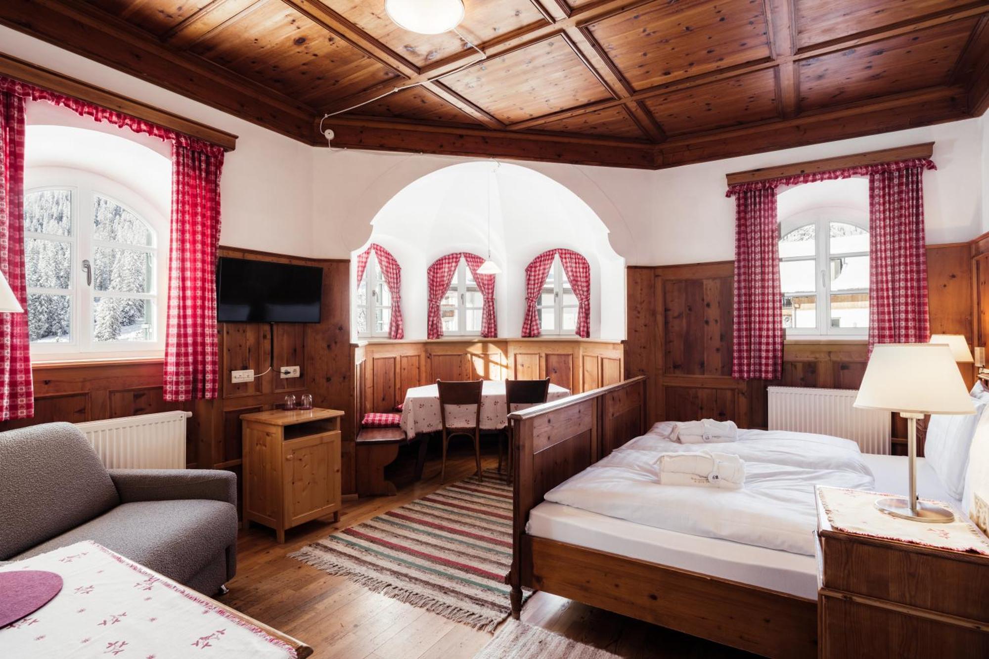 Hotel Dolomitenhof & Chalet Alte Post Sexten Екстериор снимка