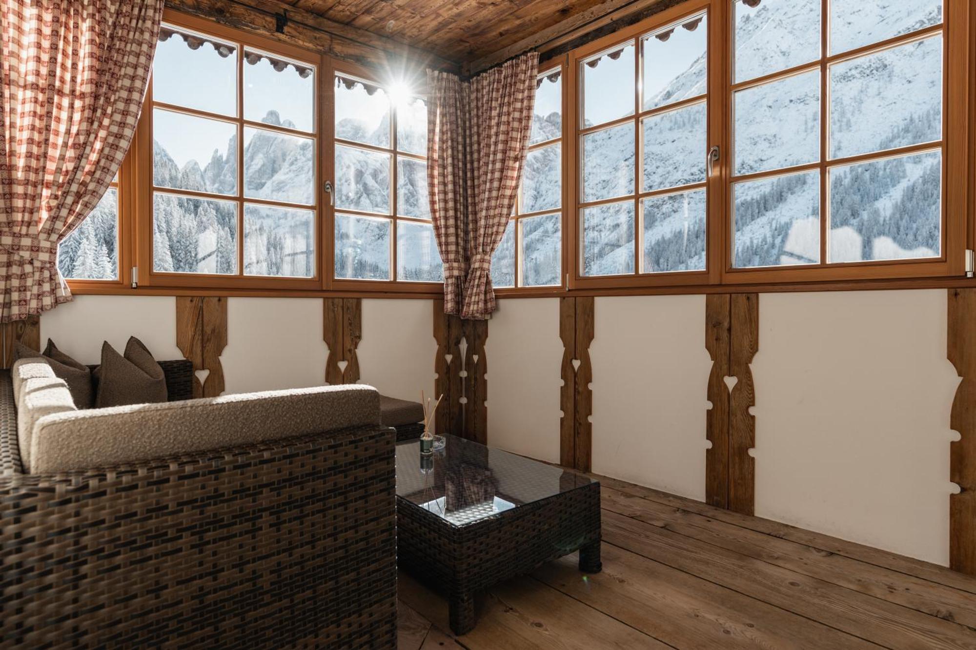 Hotel Dolomitenhof & Chalet Alte Post Sexten Екстериор снимка