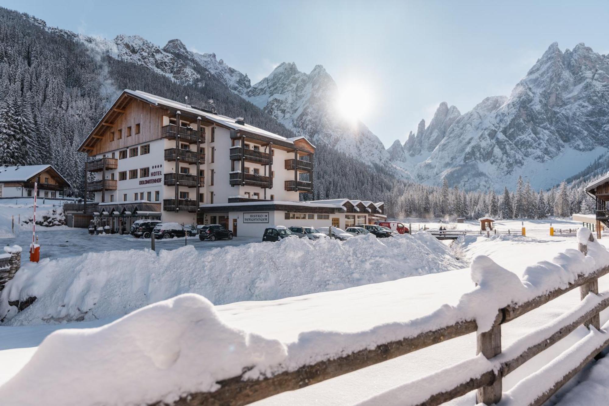 Hotel Dolomitenhof & Chalet Alte Post Sexten Екстериор снимка