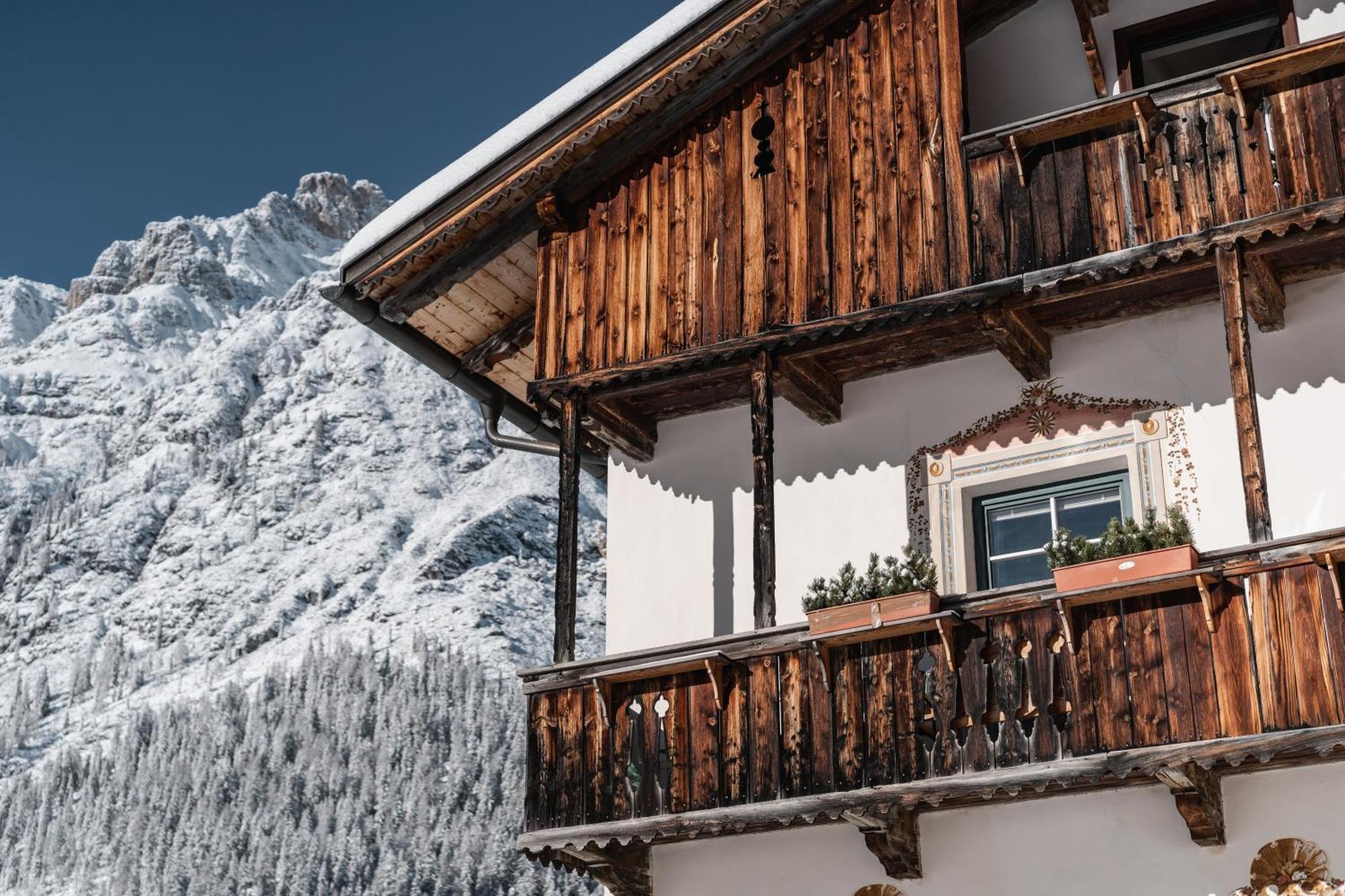 Hotel Dolomitenhof & Chalet Alte Post Sexten Екстериор снимка