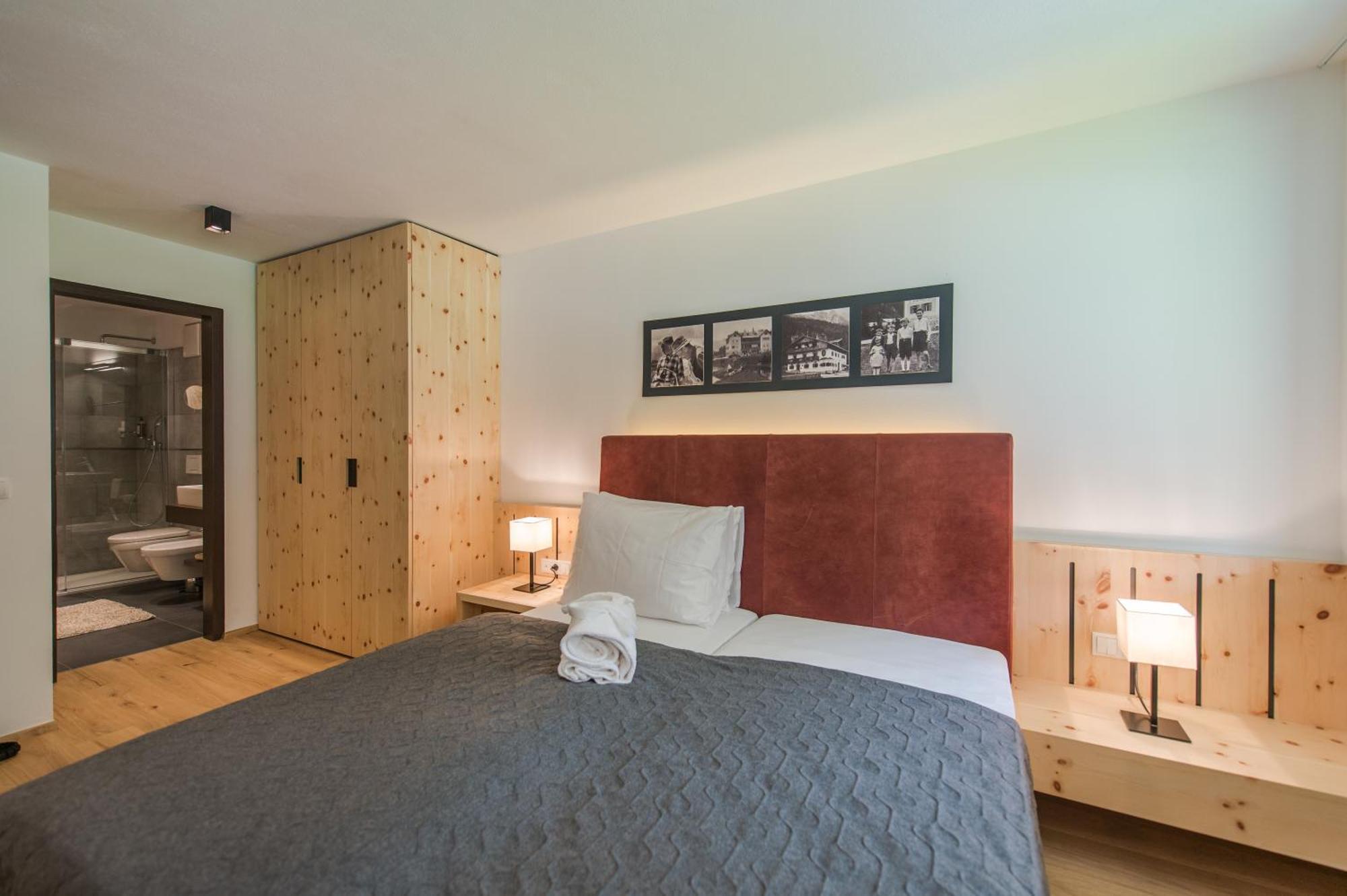 Hotel Dolomitenhof & Chalet Alte Post Sexten Стая снимка